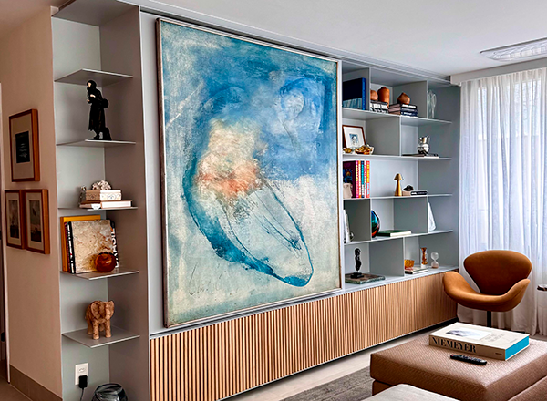 Detalhe de acabamento em uma estante em estrutura metálica em casa de alto padrão - o compromisso da HBFER Estruturas Metálicas com a perfeição