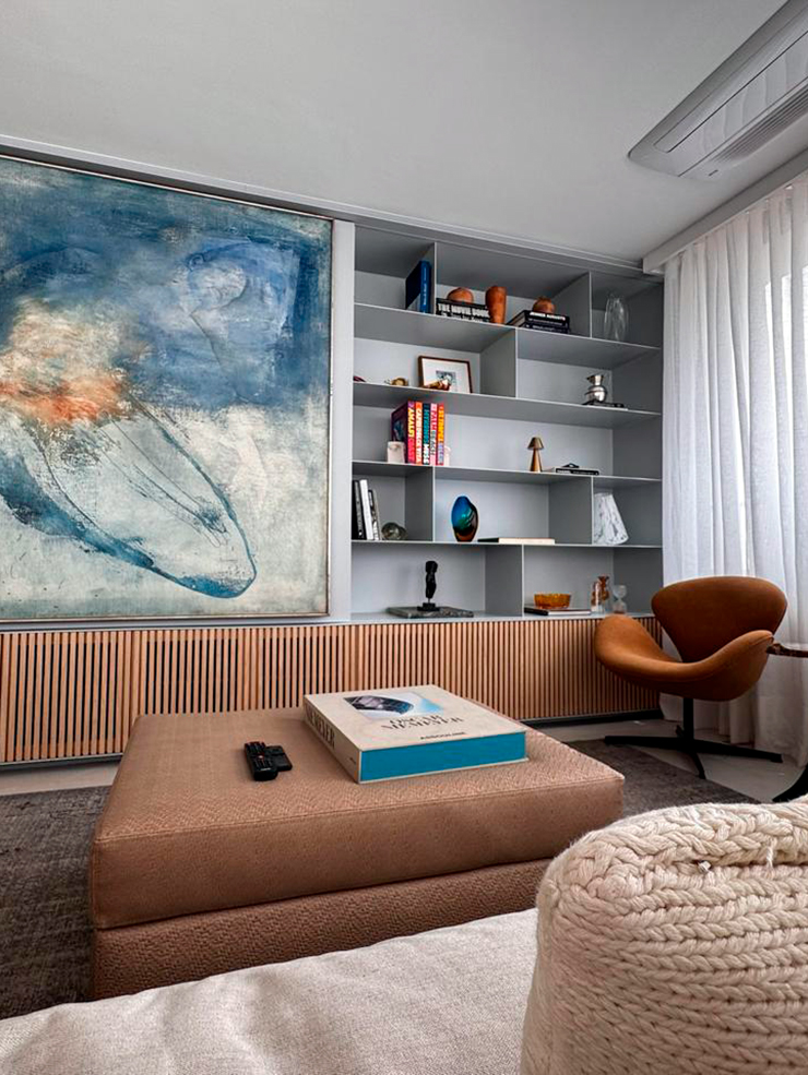 Detalhe de acabamento em uma estante em estrutura metálica em casa de alto padrão - o compromisso da HBFER Estruturas Metálicas com a perfeição