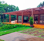 Pergolado metálico em casa de campo de alto padrão - design e sofisticação por HBFER Estruturas Metálicas