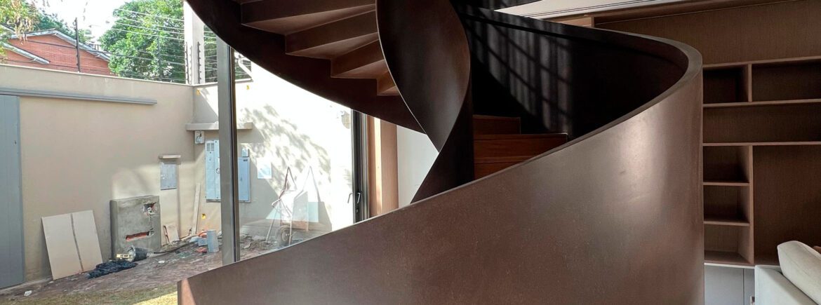 Escada metálica helicoidal com design exclusivo em ambiente sofisticado - a arte em aço da HBFER Estruturas Metálicas