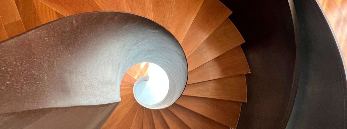 Escada metálica helicoidal com design exclusivo em ambiente sofisticado - a arte em aço da HBFER Estruturas Metálicas