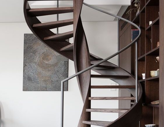 Escada metálica helicoidal com design exclusivo em ambiente sofisticado - a arte em aço da HBFER Estruturas Metálicas