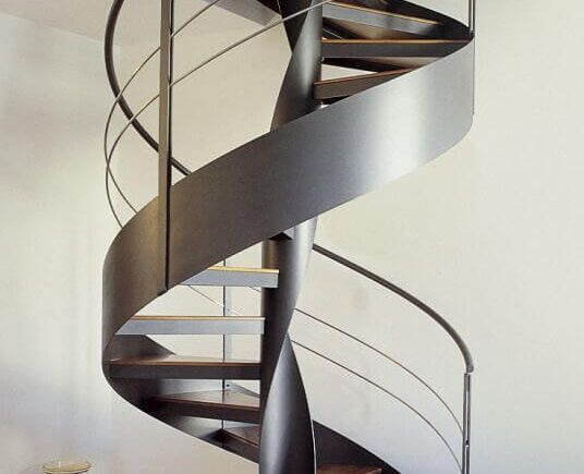 Escada metálica helicoidal com design exclusivo em ambiente sofisticado - a arte em aço da HBFER Estruturas Metálicas