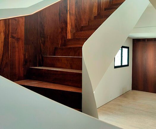 Escada metálica com acabamento madeira com design exclusivo em ambiente sofisticado - a arte em aço da HBFER Estruturas Metálicas