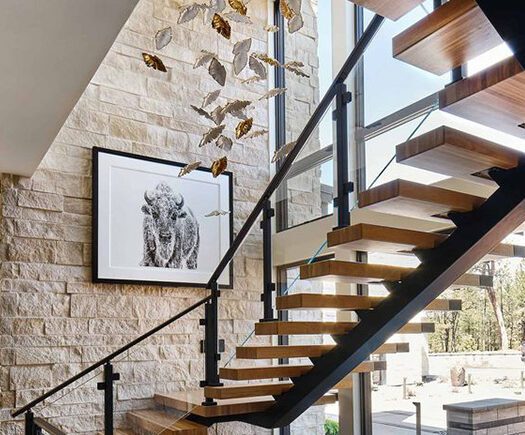 Escada metálica espinha de peixe com design exclusivo em ambiente sofisticado - a arte em aço da HBFER Estruturas Metálicas