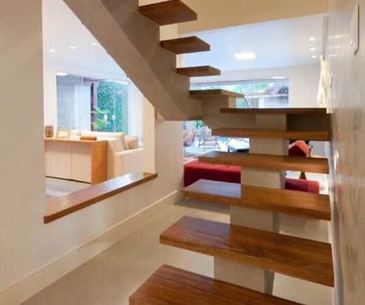 Escada metálica espinha de peixe com design exclusivo em ambiente sofisticado - a arte em aço da HBFER Estruturas Metálicas