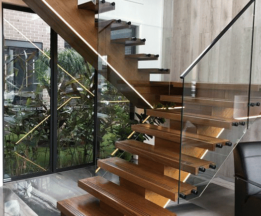 Escada metálica espinha de peixe com design exclusivo em ambiente sofisticado - a arte em aço da HBFER Estruturas Metálicas