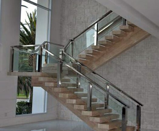 Escada metálica espinha de peixe com design exclusivo em ambiente sofisticado - a arte em aço da HBFER Estruturas Metálicas