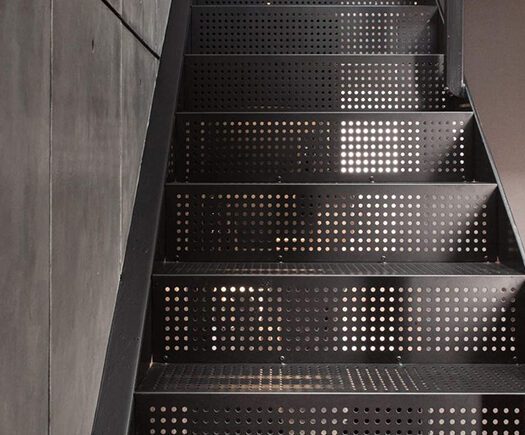 Escada metálica com design exclusivo em ambiente sofisticado - a arte em aço da HBFER Estruturas Metálicas