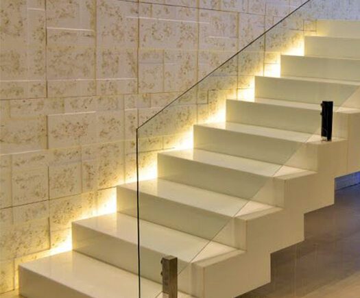 Escada metálica reta com design exclusivo em ambiente sofisticado - a arte em aço da HBFER Estruturas Metálicas