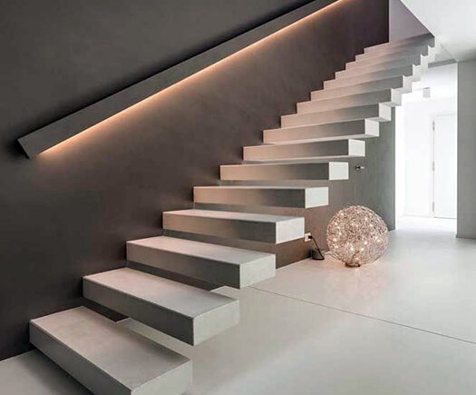 Escada metálica suspensa com design exclusivo em ambiente sofisticado - a arte em aço da HBFER Estruturas Metálicas