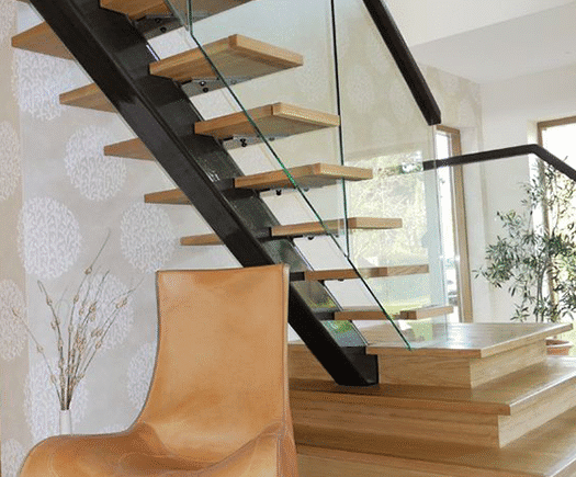 Escada metálica espinha de peixe com design exclusivo em ambiente sofisticado - a arte em aço da HBFER Estruturas Metálicas