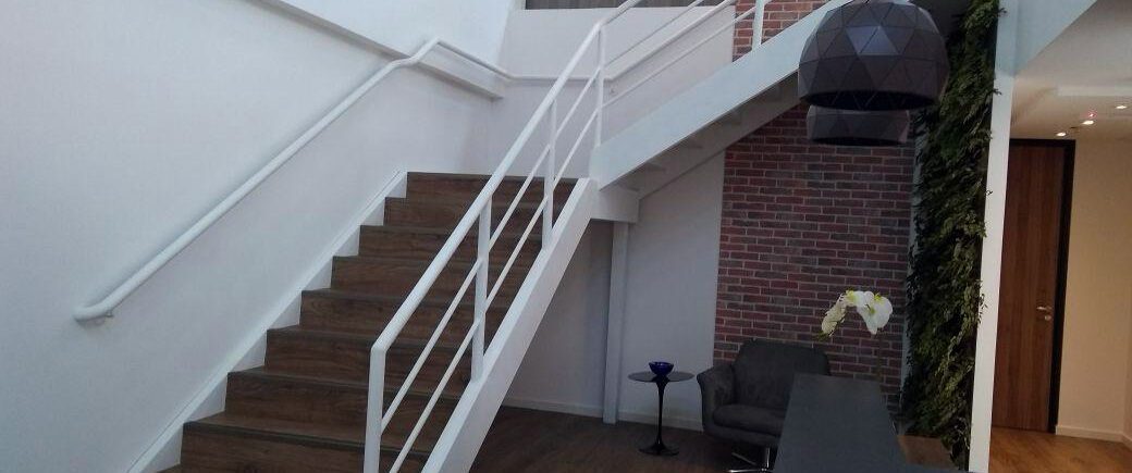 Escada metálica em U com design exclusivo em ambiente sofisticado - a arte em aço da HBFER Estruturas Metálicas