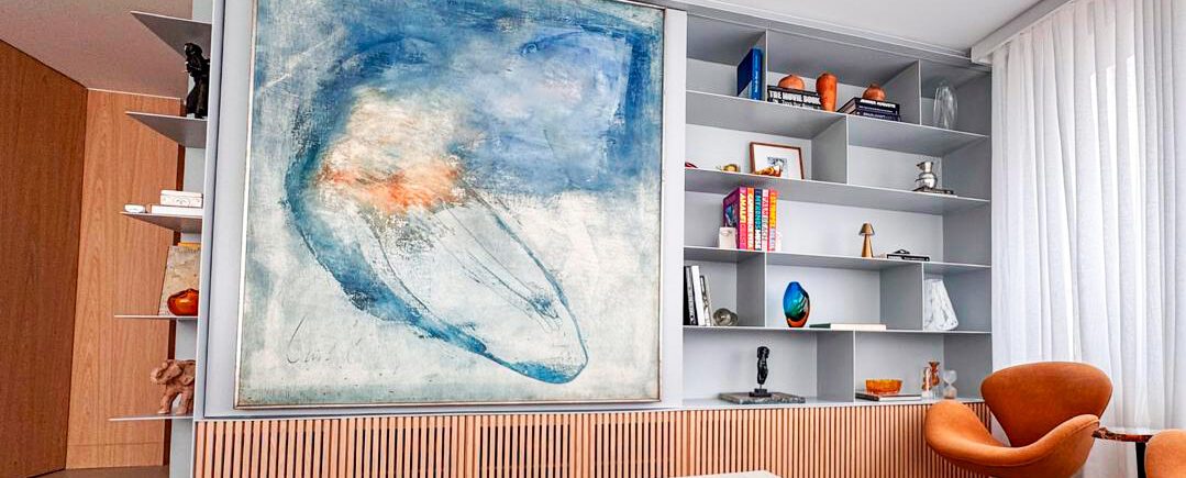 Detalhe de acabamento em uma estante em estrutura metálica em casa de alto padrão - o compromisso da HBFER Estruturas Metálicas com a perfeição