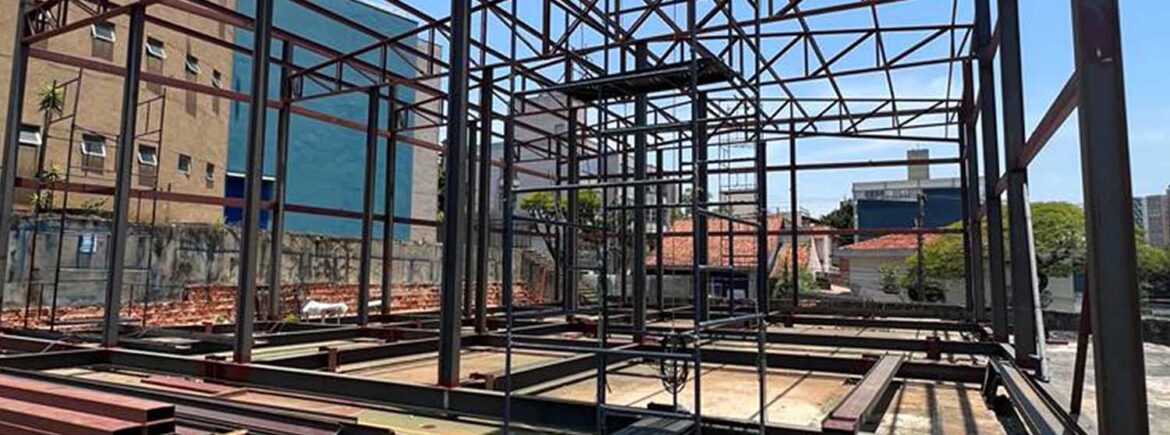 Cobertura metálica em área gourmet de alto padrão - design e sofisticação por HBFER Estruturas Metálicas