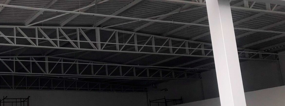 Cobertura metálica galpão comercial em área gourmet de alto padrão - design e sofisticação por HBFER Estruturas Metálicas