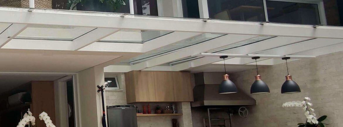 Pergolado metálico em área gourmet de alto padrão - design e sofisticação por HBFER.