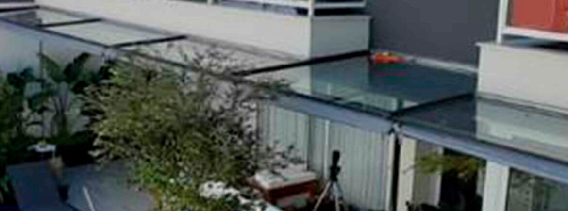 Pergolado metálico em área externa em casa de alto padrão - design e sofisticação por HBFER