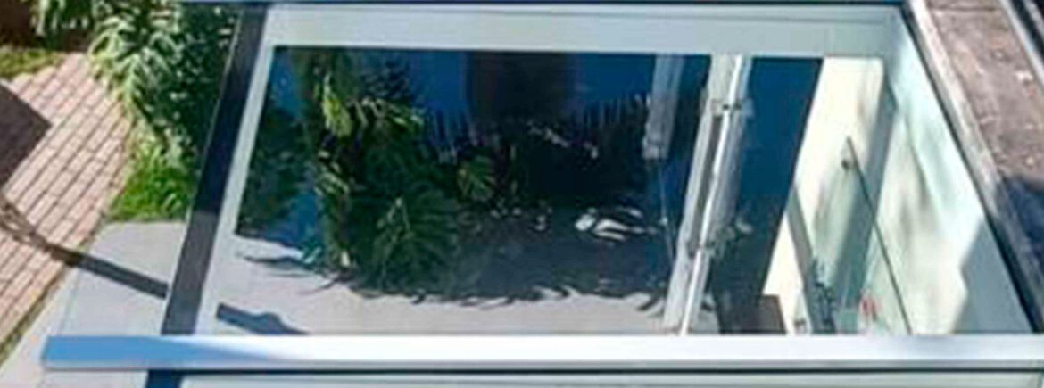 Pergolado metálico em área externa em casa de alto padrão - design e sofisticação por HBFER