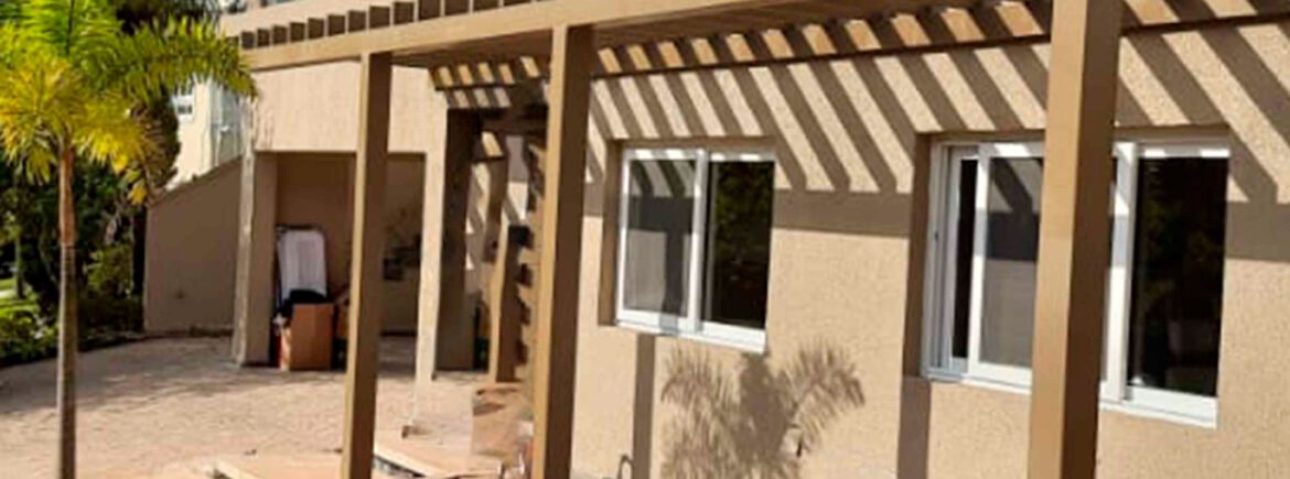 Pergolado metálico em área externa em casa de alto padrão - design e sofisticação por HBFER