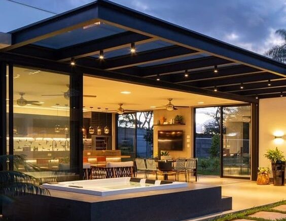 Pergolado metálico em área externa em casa de alto padrão - design e sofisticação por HBFER