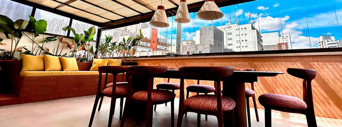 Pergolado metálico em área gourmet de alto padrão - design e sofisticação por HBFER Estruturas Metálicas