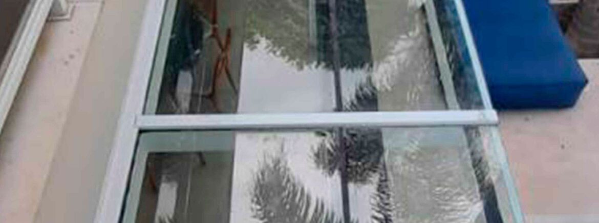 Pergolado metálico em área externa em casa de alto padrão - design e sofisticação por HBFER