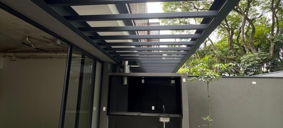 Pergolado metálico em área externa em casa de alto padrão - design e sofisticação por HBFER