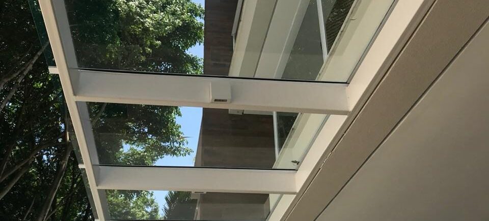 Pergolado metálico em área externa em casa de alto padrão - design e sofisticação por HBFER