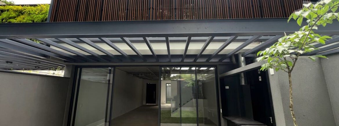 Pergolado metálico em área externa em casa de alto padrão - design e sofisticação por HBFER
