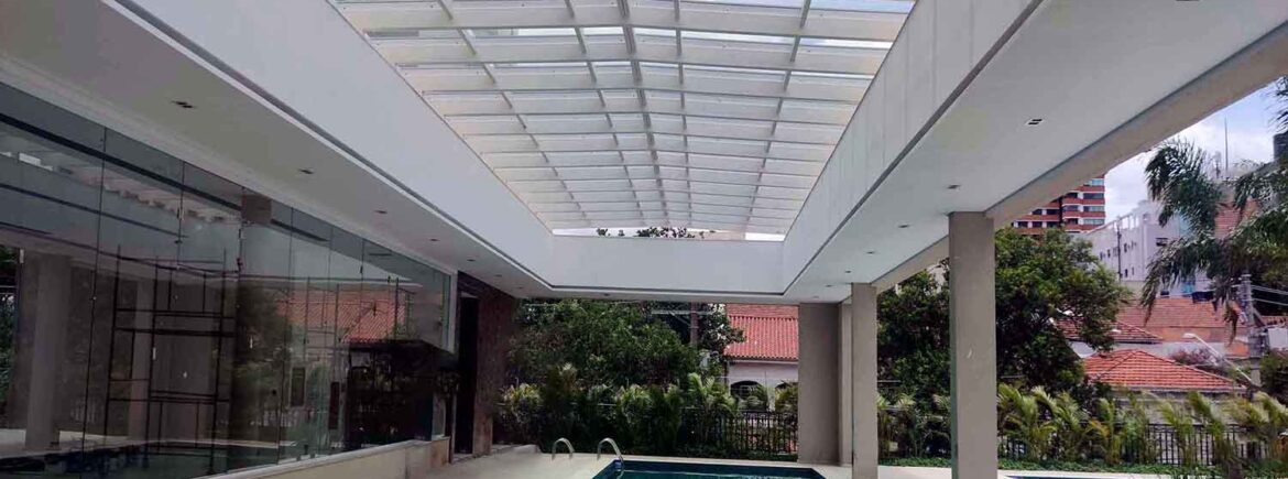 Pergolado metálico comercial em piscina em edifício de alto padrão - design e sofisticação por HBFER