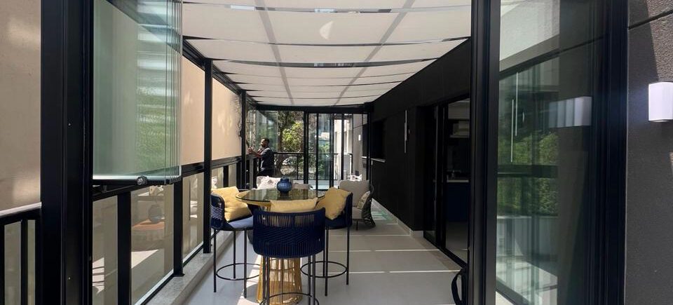 Pergolado metálico em área gourmet de alto padrão - design e sofisticação por HBFER Estruturas Metálicas