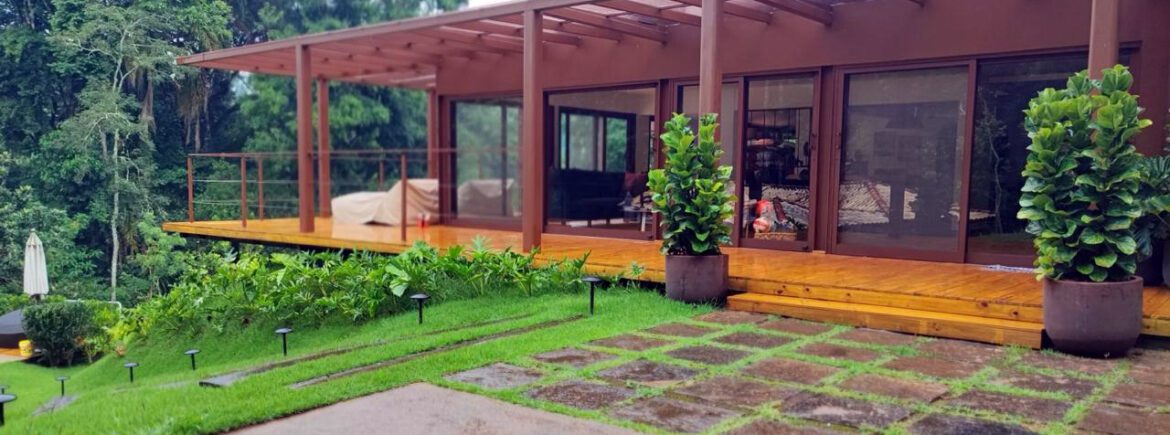 Pergolado metálico em casa de campo de alto padrão - design e sofisticação por HBFER Estruturas Metálicas