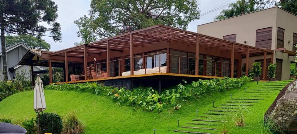Pergolado metálico em casa de campo de alto padrão - design e sofisticação por HBFER Estruturas Metálicas